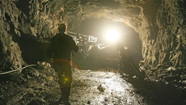  Three trapped Chinese coalminers rescued after 8 days  - Sputnik International