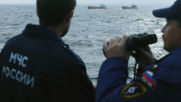 Russian Tu-142 wreckage brought to surface in Tatar Strait Russian Tu-142 wreckage brought to surface in Tatar Strait - Sputnik International