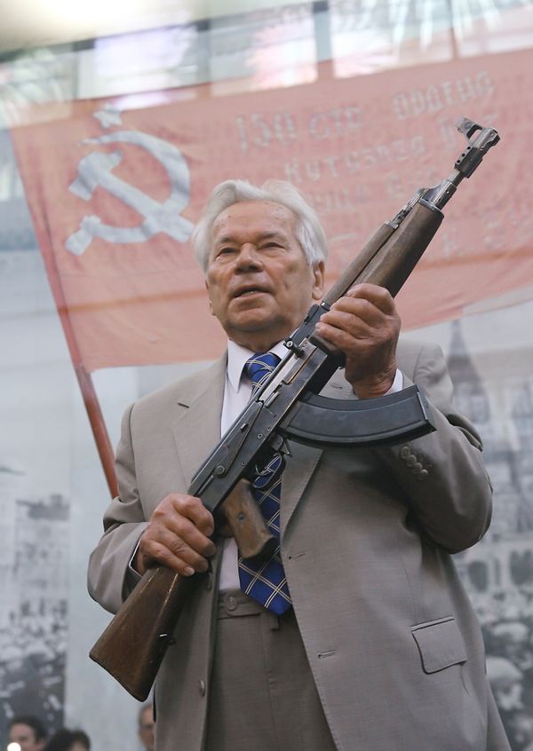Legendary Russian gun-maker Lieutenant General and Hero of Socialist Labor Mikhail Kalashnikov displayed the first-ever AK-47 assault rifle developed by him. - Sputnik International