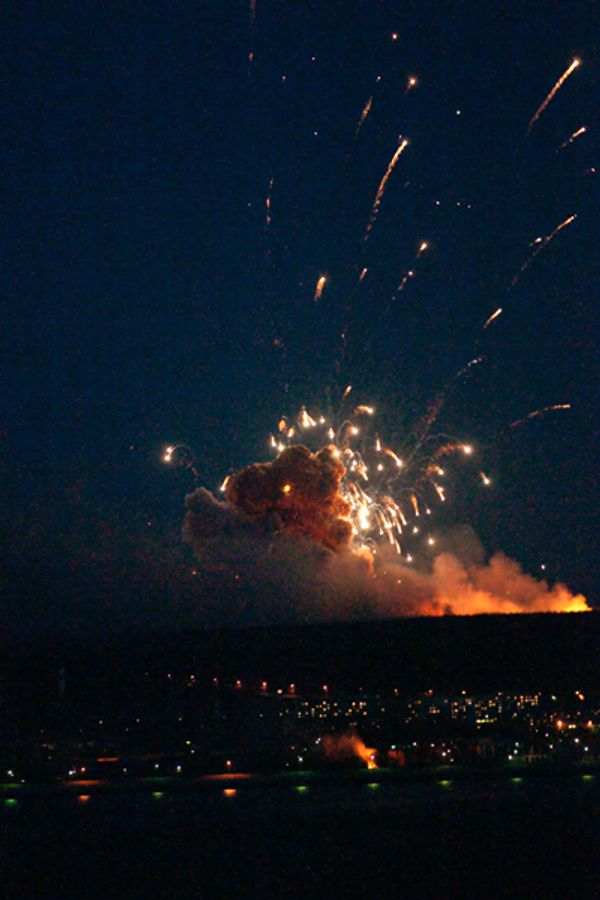 Blasts at Russian mil. depot kill 2 firefighters, injure seven - Sputnik International