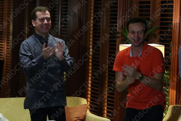 Dmitry Medvedev, Vladimir Putin and other football fans watch Russia vs. Slovenia - Sputnik International