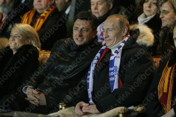 Dmitry Medvedev, Vladimir Putin and other football fans watch Russia vs. Slovenia - Sputnik International