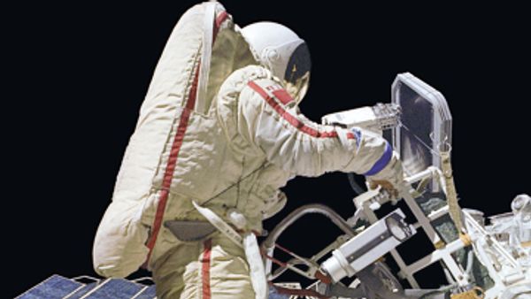  Russian specialists raise space station's orbit  - Sputnik International