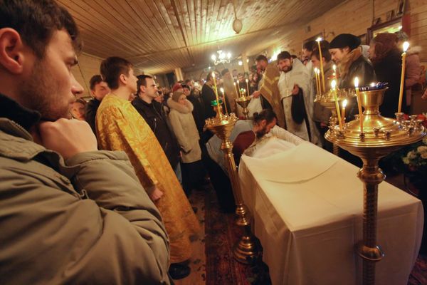 Hundreds of people pay last respects to murdered Moscow priest - Sputnik International