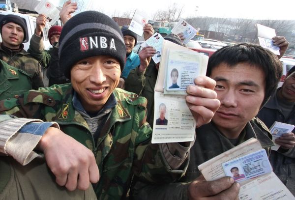 Up to 400,000 people receive Russian citizenship a year. - Sputnik International