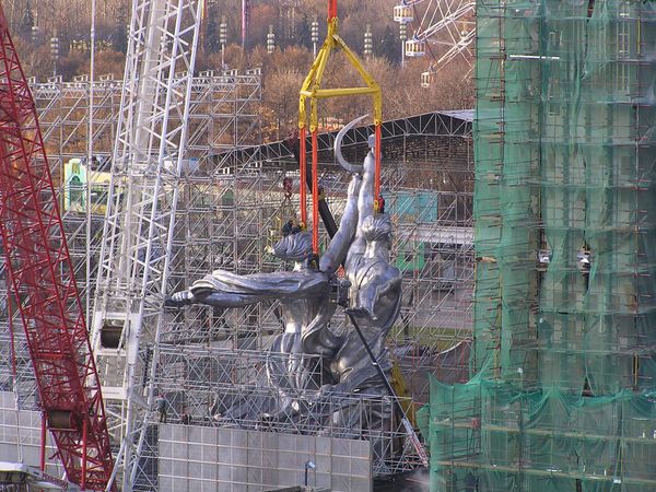 Preparing the Worker And Collective Farmer statue for a lift onto the pedestal in front of the Russian Exhibition Center - Sputnik International