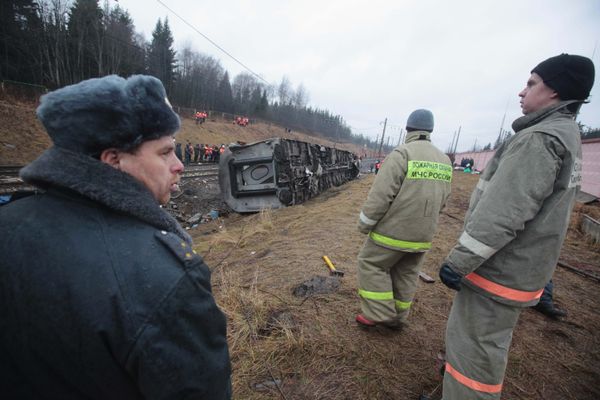 Russian rescue workers rounded up on Saturday work at the site of a deadly attack on a Moscow-St. Petersburg train. - Sputnik International