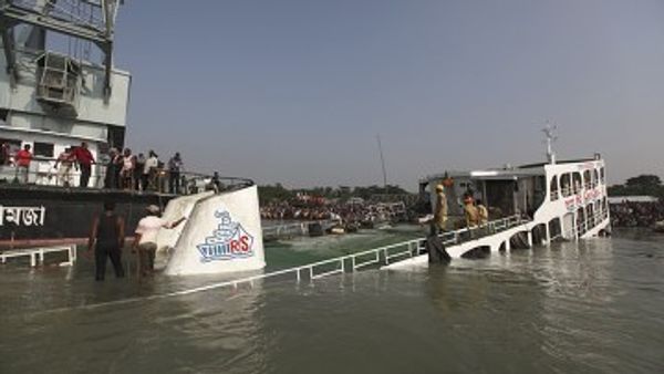  Upside down ferry lifted in Bangladesh, 56 bodies recovered  - Sputnik International