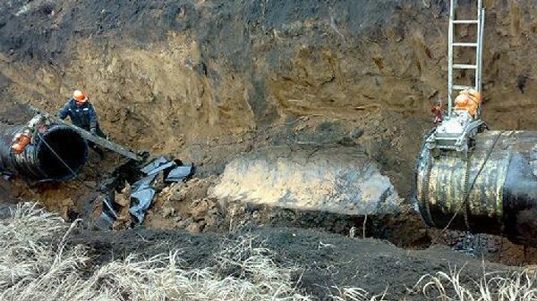 Workers repair oil leak in Lipetsk region, Russia from Druzhba pipeline - Sputnik International