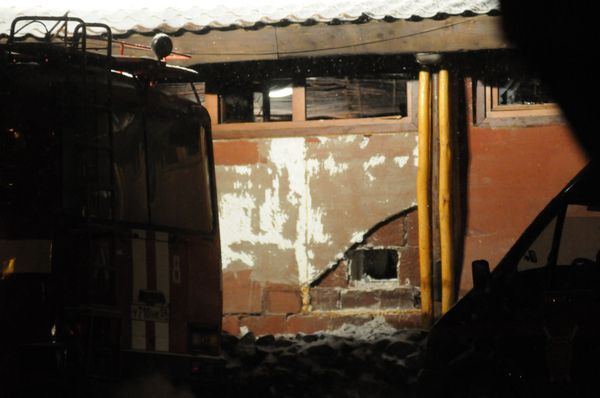 Second leaves of each of the club's two double doors, an interior and an outer, were hermetically sealed, and the guards were trying to break them down - Sputnik International