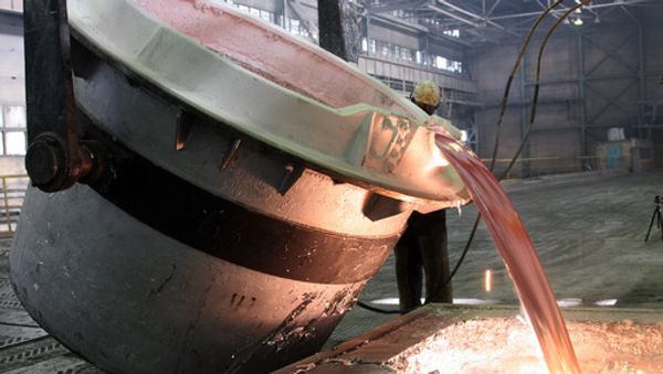 The world's biggest aluminum producer RusAl posted a 74.4 percent drop in half-year net profit as a result of falling prices and rising costs - Sputnik International