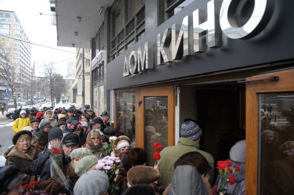 People line up to pay last tribute to legendary Russian spy actor People line up to pay last tribute to legendary Russian spy actor - Sputnik International