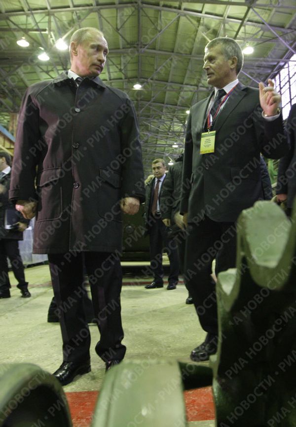 Vladimir Putin at a secret military production plant Vladimir Putin at a secret military production plant - Sputnik International