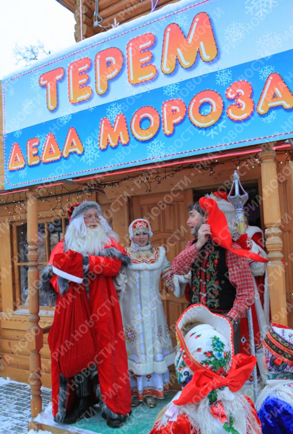Two Santas Two Santas - Sputnik International