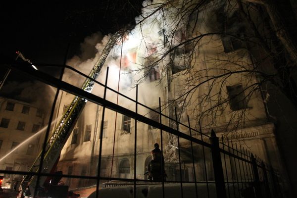 Two floors of the four-floor wooden building located at Potapovsky Lane, near Chistoprudny Boulevard, were reportedly enveloped in flames. - Sputnik International