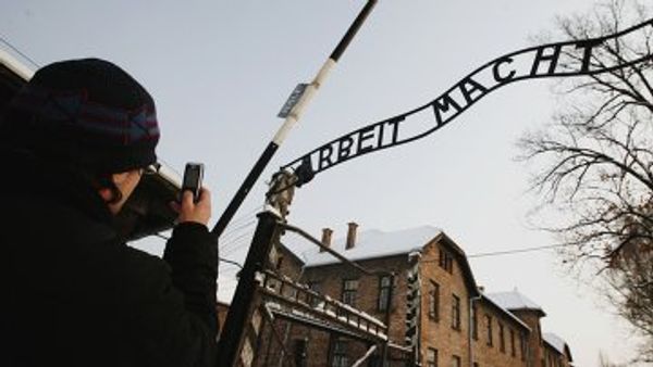 Polish police finds stolen Arbeit Macht Frei sign Polish police finds stolen Arbeit Macht Frei sign - Sputnik International