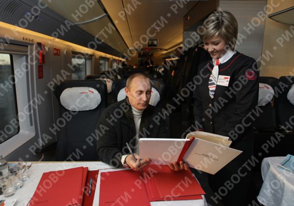Russian Prime Minister Vladimir Putin took a trip on a Sapsan high speed train - Sputnik International