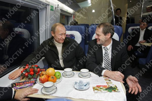 Russian Prime Minister Vladimir Putin took a trip on a Sapsan high speed train - Sputnik International