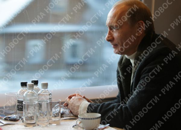 Russian Prime Minister Vladimir Putin took a trip on a Sapsan high speed train - Sputnik International