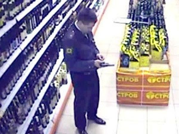 Yevsyukov, who then was a police major, took a taxi to the Ostrov supermarket in southern Moscow shortly after midnight on April 27, where he shot the driver dead, before walking into a store and opening fire on customers. Yevsyukov, who then was a police major, took a taxi to the Ostrov supermarket in southern Moscow shortly after midnight on April 27, where he shot the driver dead, before walking into a store and opening fire on customers. - Sputnik International