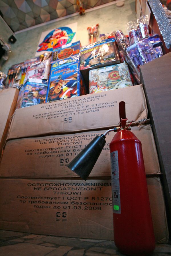The document bans indoor use of pyrotechnics, as well as the use of it on roofs and balconies.  - Sputnik International
