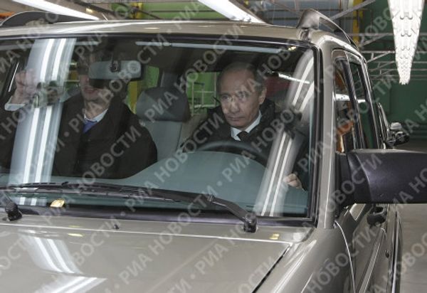 Putin at the factory: Russian Prime Minister drives Berlusconi’s car Putin at the factory: Russian Prime Minister drives Berlusconi’s car - Sputnik International