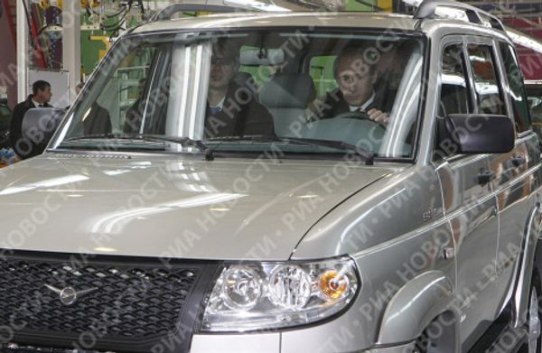 Putin at the factory: Russian Prime Minister drives Berlusconi’s car Putin at the factory: Russian Prime Minister drives Berlusconi’s car - Sputnik International
