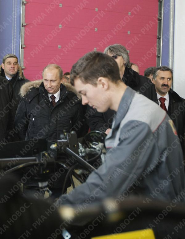 Putin at the factory: Russian Prime Minister drives Berlusconi’s car Putin at the factory: Russian Prime Minister drives Berlusconi’s car - Sputnik International