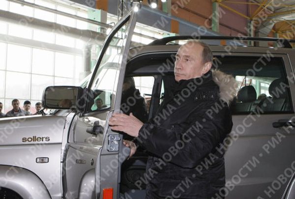 Putin at the factory: Russian Prime Minister drives Berlusconi’s car Putin at the factory: Russian Prime Minister drives Berlusconi’s car - Sputnik International