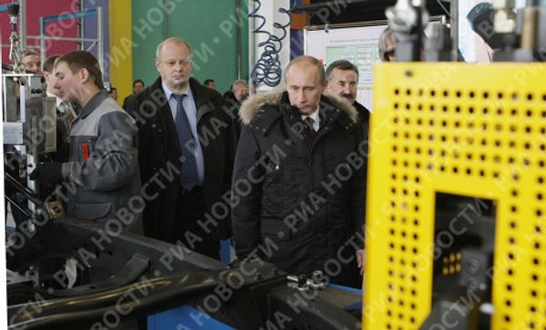 Putin at the factory: Russian Prime Minister drives Berlusconi’s car Putin at the factory: Russian Prime Minister drives Berlusconi’s car - Sputnik International