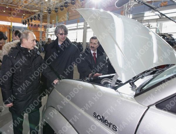 Putin at the factory: Russian Prime Minister drives Berlusconi’s car Putin at the factory: Russian Prime Minister drives Berlusconi’s car - Sputnik International