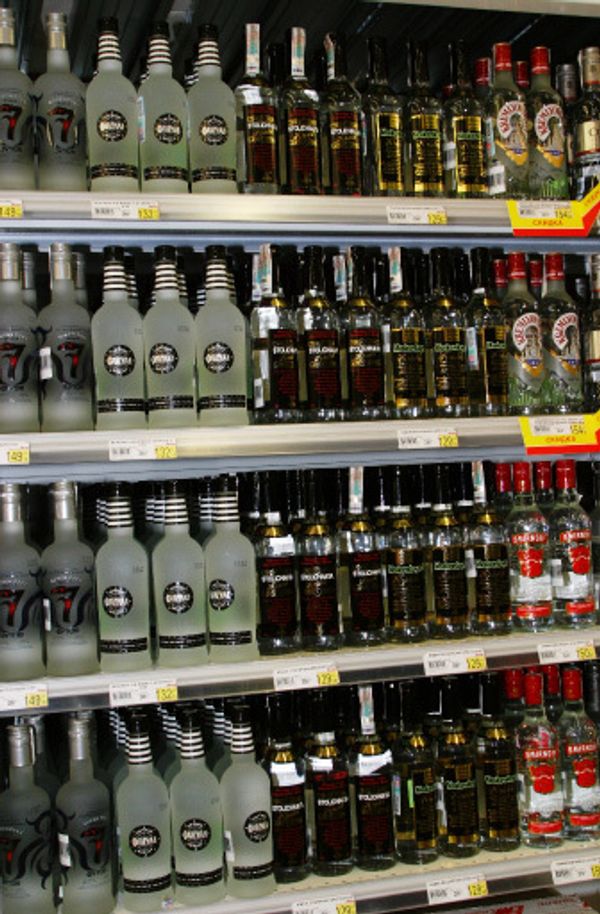 Scots drink equivalent of 46 vodka bottles annually - TV - Sputnik International