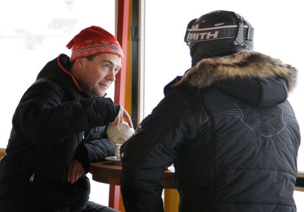 Dmitry Medvedev and Vladimir Putin go skiing at Russia's Olympic resort - Sputnik International