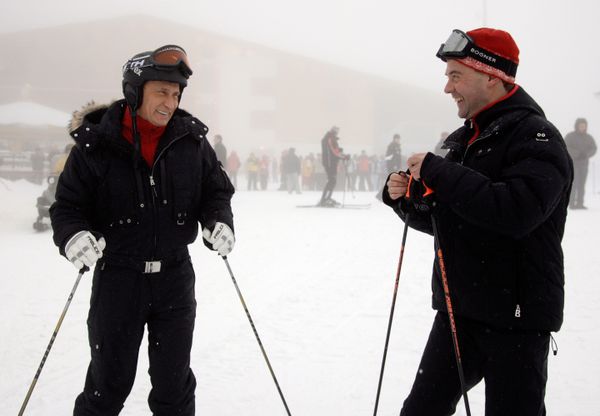 Dmitry Medvedev and Vladimir Putin go skiing at Russia's Olympic resort - Sputnik International