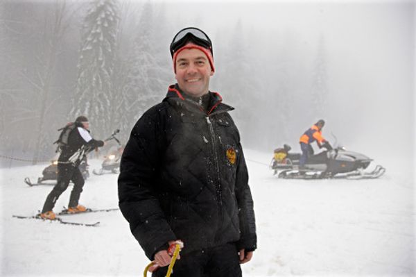 Dmitry Medvedev and Vladimir Putin go skiing at Russia's Olympic resort - Sputnik International