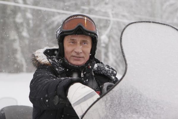 Dmitry Medvedev and Vladimir Putin go skiing at Russia's Olympic resort - Sputnik International