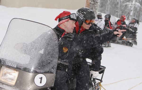 Dmitry Medvedev and Vladimir Putin go skiing at Russia's Olympic resort - Sputnik International
