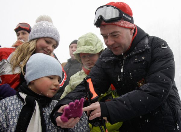 Dmitry Medvedev and Vladimir Putin go skiing at Russia's Olympic resort - Sputnik International