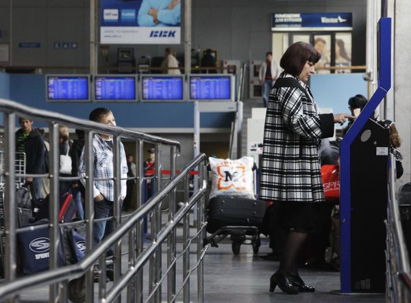 Flight 460 of Vladavia airlines en route from Moscow to Vladivostok hitched a tail of another airliner as it was taxing out for the take off - Sputnik International