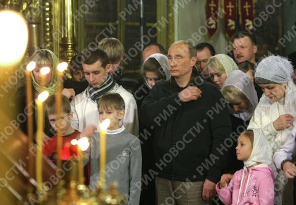 Prime Minister Vladimir Putin attended a Christmas service at the Church of the Holy Martyrs Alexander and Antonina Rimsky in the Kostroma Region village of Selishche. - Sputnik International