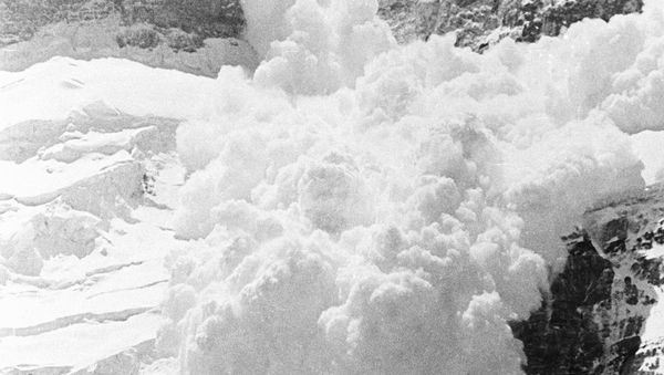 Two Children Killed by Avalanche in Urals - Sputnik International