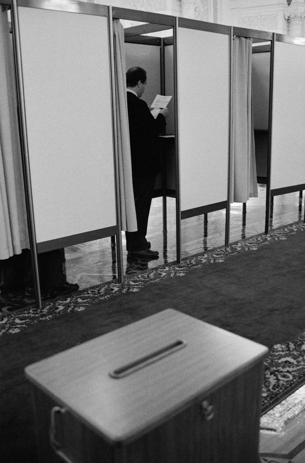 Croats go to polls to vote in presidential runoff Croats go to polls to vote in presidential runoff - Sputnik International