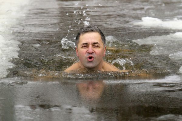 Moscow ice swimmers take a dip in freezing water - Sputnik International