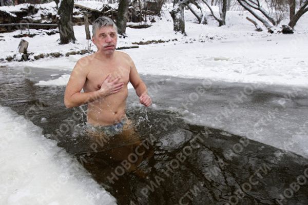 Moscow ice swimmers take a dip in freezing water - Sputnik International
