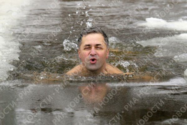 Moscow ice swimmers take a dip in freezing water - Sputnik International