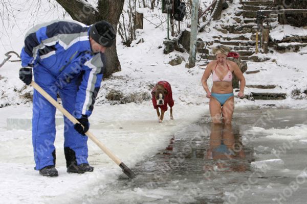 Moscow ice swimmers take a dip in freezing water - Sputnik International
