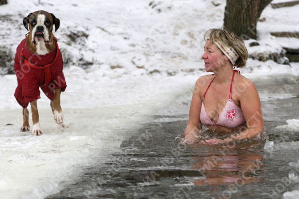 Moscow ice swimmers take a dip in freezing water - Sputnik International