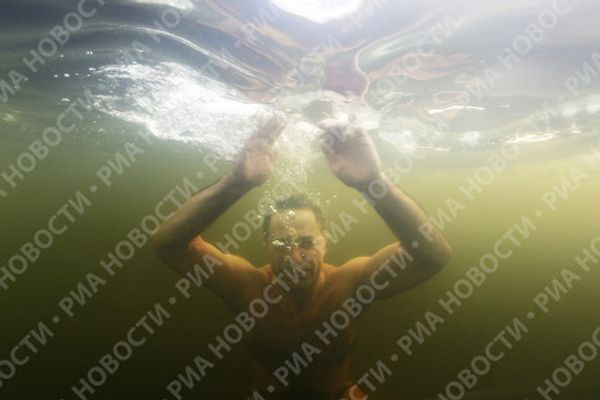 Moscow ice swimmers take a dip in freezing water - Sputnik International