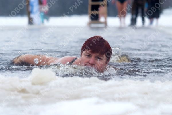 Moscow ice swimmers take a dip in freezing water - Sputnik International