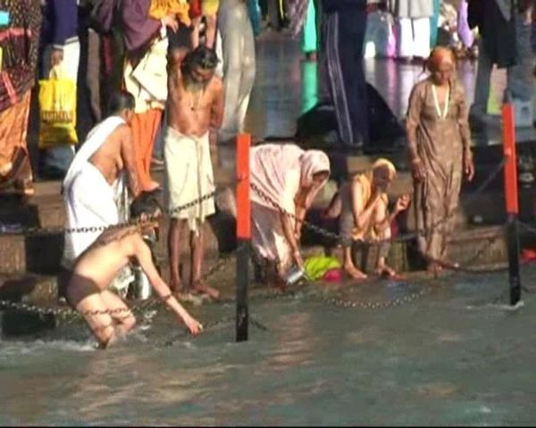 One million Hindu pilgrims bathing in the chilly waters of the sacred Ganges - Sputnik International